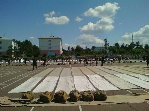 Фото ВЧ 32364. Занятия по укладке парашютов на плацу части