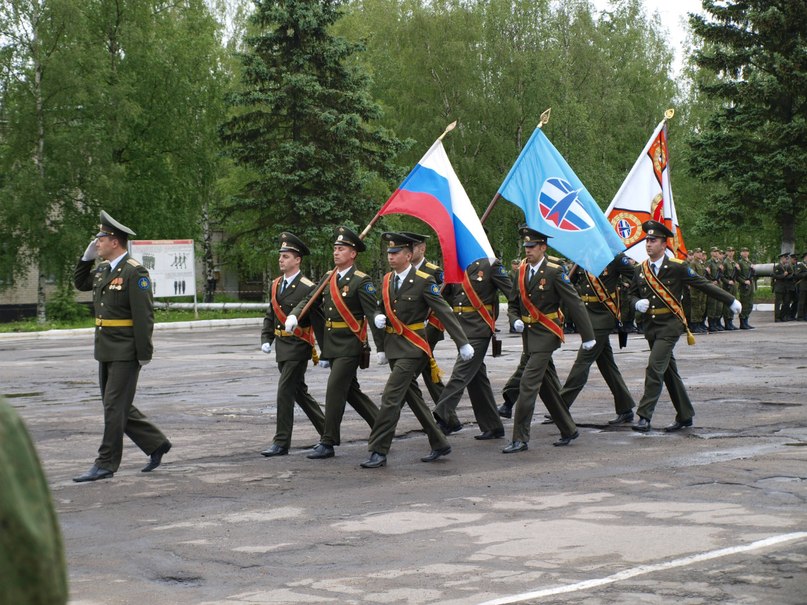 ВЧ14108. Вынос государственного флага РФ и знамени воинской части во время церемонии присяги