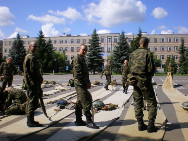 ВЧ54607. Укладка парашютов на плацу в/ч
